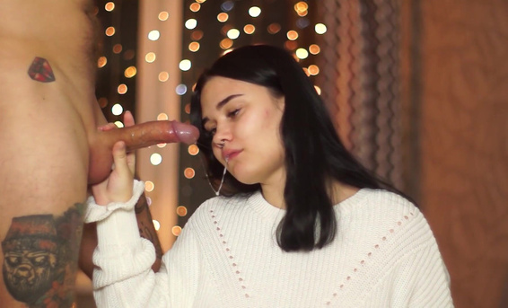 Happy New Year! Красивый новогодний минет в исполнении русской брюнетки