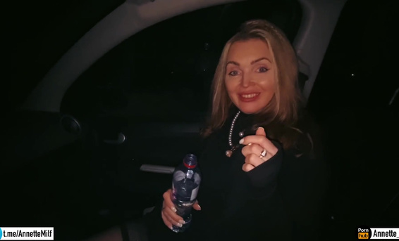 Приставучий русский парень трахнул в машине сексуальную мамку друга