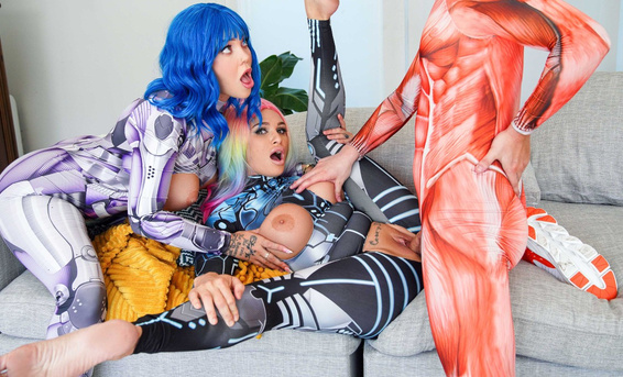 Милфа Чарли Феникс сексом втроем перевоспитывает парочку косплееров