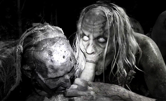 Жуткий секс на кладбище с парочкой сексуальных ходячих мертвецов