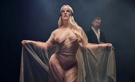 Вспыльчивая грудастая милфа Вик Мари стала покорной на большом члене