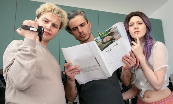 Злой муж вместе с коллектором выебали молодую русскую жену в две дырки