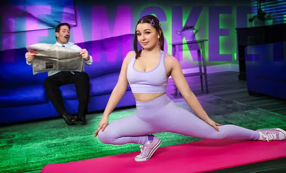 Дырка в дырке: отчим возбудился увидев киску Леаны Лавингс через лосины