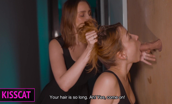 Пошлая русская мачеха учит падчерицу сосать член через дырку в стене