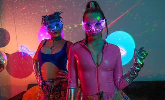 Землянин Ксандер Корвус заправляет спермой двух инопланетных красоток