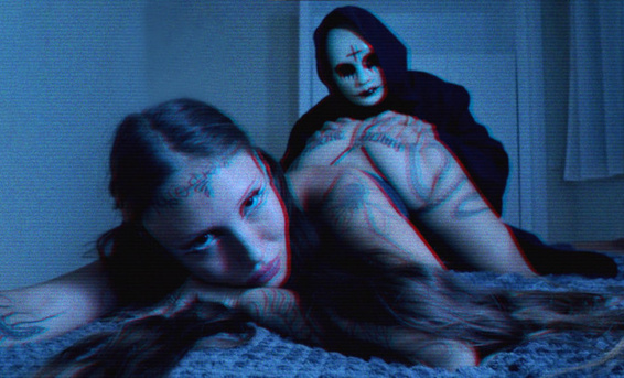 Опасный маньяк в маске против воли ебет горячую брюнетку на Хэллоуин