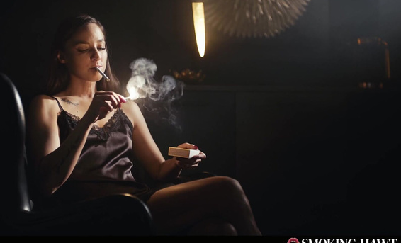 Сексуальные курящие девушки трахаются с любовниками в ХХХ подборке