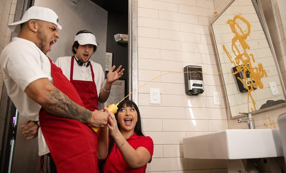 Официантка пиццерии Алекса Минк ебется на работе с черным пиццайоло