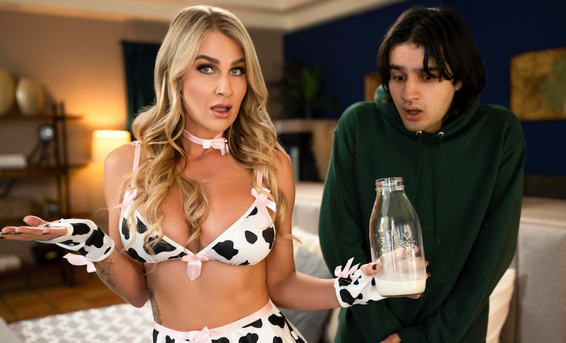 Молочная фетишистка Энди Авалон отдалась молодому пасынку в спальне